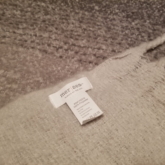 Wrap/scarf - Picture 4 of 4